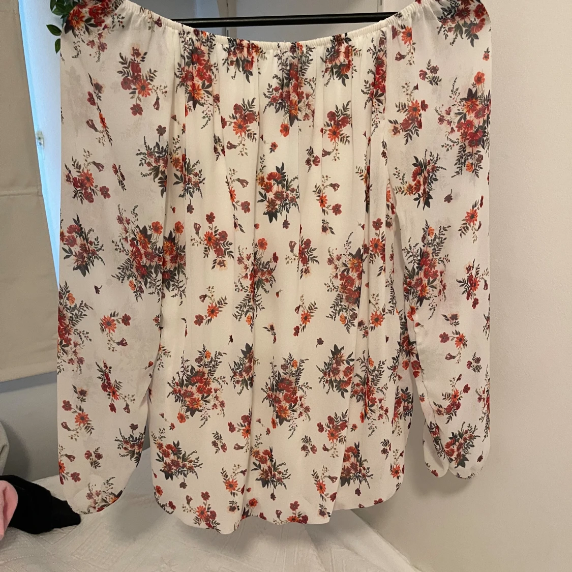 Vit blommig blus med knytning - 1