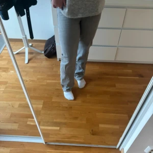 Gråa raka jeans från Gina Tricot  - Ett par jättefina gråa raka jeans från Gina tricot i storlek 40! Knappt används så i mycket fint skick! Säljes då jag ej använder de längre.