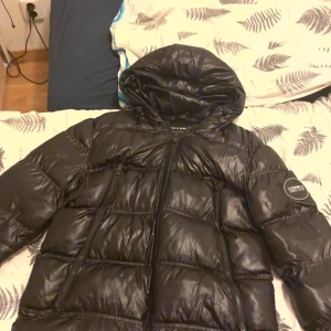 Svart supply and demand jacka - En fin glänsande vinterjacka från supply and demand i milt skick. För fler frågor så kan ni skriva privat. Priset är diskutabelt.