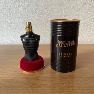 Jean Paul Gaultier Le Male Parfum 75ml - Stilren och ikonisk parfym med svart design från Jean Paul Gaultier. Flaskan har en unik form och kommer med originalförpackning. Perfekt för dig som vill sticka ut med en klassisk och trendig accessoar.