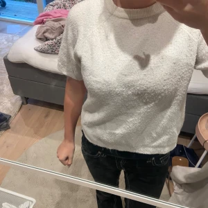 Stickad tröja - Vit kortärmad stickad tröja💛