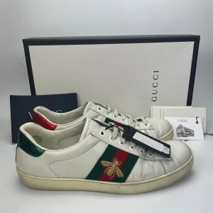 Gucci skor  - Hej! Säljer nu dessa sjukt snygga Gucci skor. Skorna är i bra skick! Har begränsat antal boxar och dustbag. Hör av dig vid frågor. 