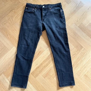 Levi's Hi-Ball svarta jeans W32  - Säljer ett par svarta Levi's Hi-Ball jeans med klassisk femficksdesign och rakt snitt. Jeansen har en mörk tvätt och är tillverkade i slitstarkt denim. Perfekta för dig som gillar en clean och tidlös look. Hör av er vid frågor