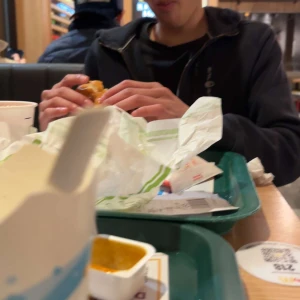 Svart zip hoodie med huva - Svart hoodie med dragkedja och huva, perfekt för en avslappnad stil. Jackan har en enkel design och är tillverkad i ett mjukt material som känns skönt mot huden. Passar dig som gillar en klassisk och stilren look.