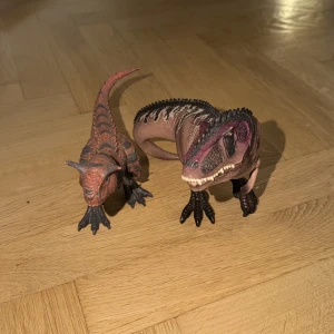 Schleich dinosauriefigurer säljes - Två realistiska dinosauriefigurer i plast ( märke schleich), perfekt för samlare eller barn. Fina detaljer och färger, båda figurerna är i gott skick utan synligt slitage. Passar utmärkt som leksaker eller dekoration. Säljes tillsammans. Nypris cirka 600kr