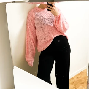 Oversized rosa stickad tröja - Supermysig oversized stickad tröja i ljusrosa med grovstickad struktur och breda muddar vid ärmslut och nederkant. Tröjan har rund halsringning och långa ärmar med avslappnad passform. Perfekt för lager-på-lager och chill dagar.
