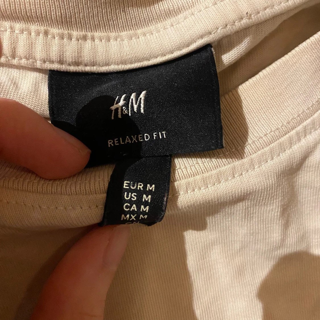 Beige t-shirt med rosbroderi från H&M - 2