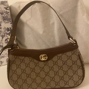 Gucci ophidia bag - Säljer syrrans gucci damväska då den är ej till behov mer. Använd i några månader så den är inte ny. Skriv gärna om ni har några frågor:)