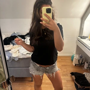 svart spets topp - Säljer denna jättefina spetstoppen/tshirten efterOm den inte kommer till användning längre🫶🏼Kan diskutera pris