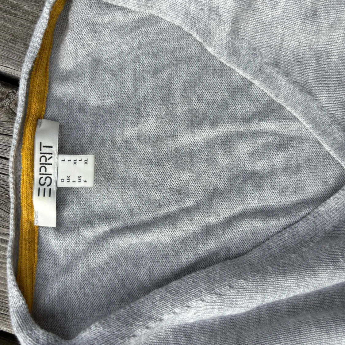 Ljusgrå v-ringad tröja från Esprit - 2