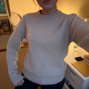 Beige stickad kashmir tröja från Zara - Säljer en stilren beige stickad tröja från Zara i storlek S. Tröjan har rund hals, ribbade muddar och lång ärm. Perfekt för dig som gillar enkel och clean look. Materialet är mjukt och skönt, passar till jeans eller kjol. Fråga gärna om fler bilder eller info!