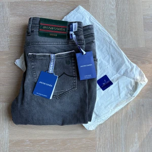 Jacob Cohen jeans NYA - Tja! Säljer dessa riktigt feta Jacob Cohën jeansen. Helt nya med tags, inslagspapper osv. Limited edition 295/377. Padge i hästskinn med feta detaljer runtom. Storlek 33, modell Bard som är slim/ relaxed. Nypris över 7000kr! Hör av er vid eventuella frågor eller funderingar :)