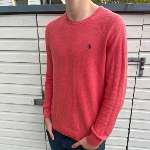 Ralph lauren tröja - Tja! Säljer nu denna sjukt snygga Ralph lauren tröja. Skick 9/10 sjukt bra utan synliga defekter. Nypris ligger runt 1600kr men säljs nu för 349kr. Hör gärna av er vid minsta lilla fundering. 
