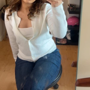 Vit kofta med knappar från Lager157 - Mysig vit kofta från Lager den är ganska bekväm att ha på sig och har inga fläckar har knappt haft på mig<3