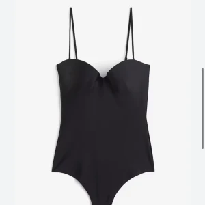Svart body från HM - Säljer denna slutsålda body i storlek 80C då den tyvärr inte kommer till användning💞