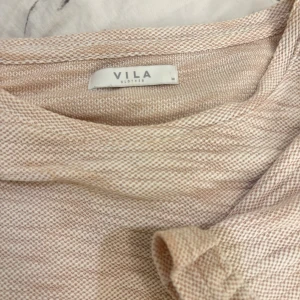 ljusrosa t-shirt från vila - Storlek M, passar S,XS. En noppra på framsida se bild 3&4.