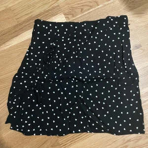 Svart kortkjol  - Kjol, bra skick 