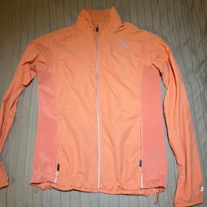 Träningströja/ tunnare jacka  - I fint skick, använd typ 3 gånger 