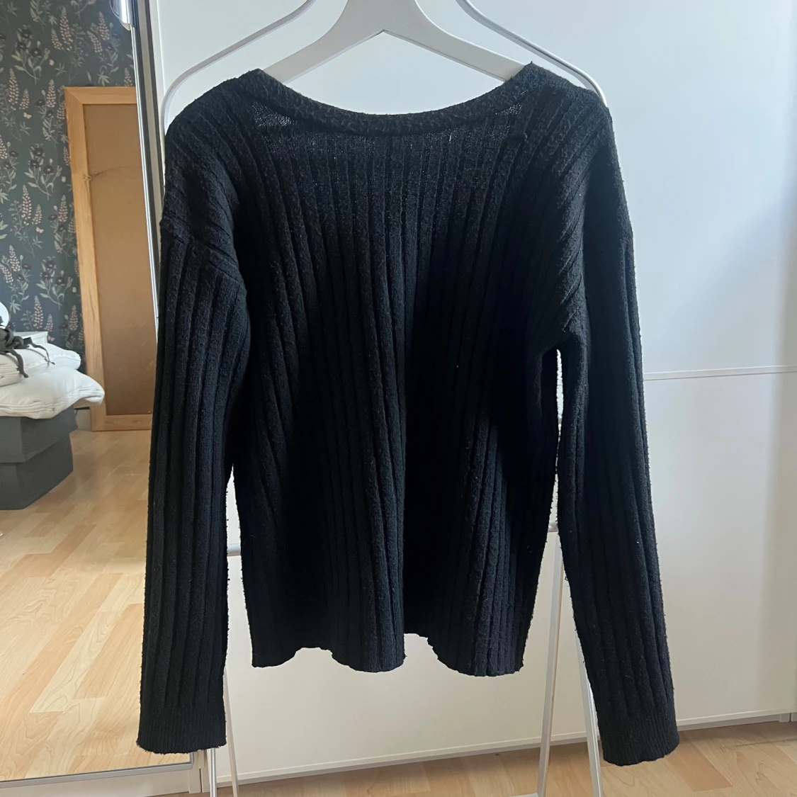 Svart ribbad stickad tröja från Pieces - 1