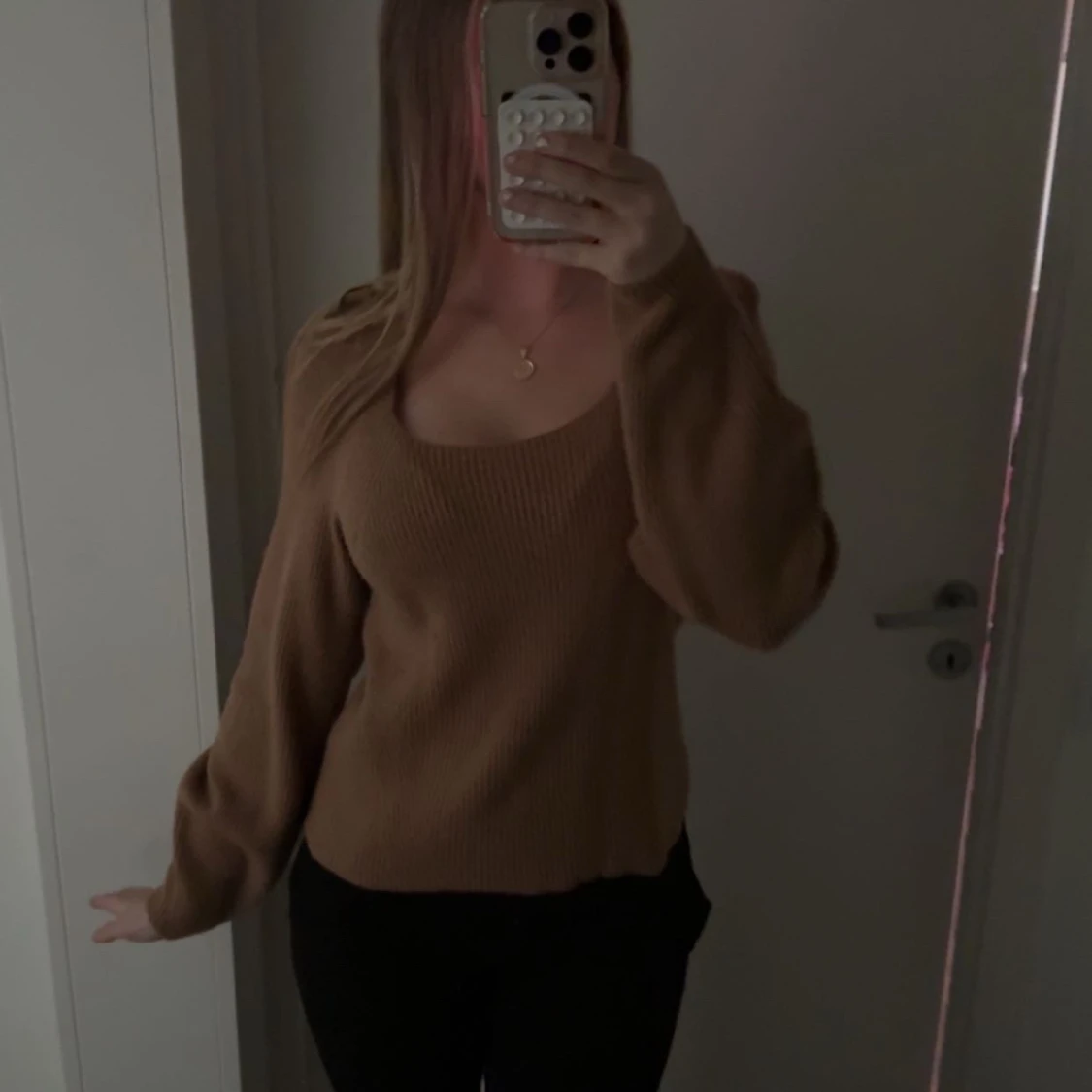 Beige stickad tröja med vid ärm