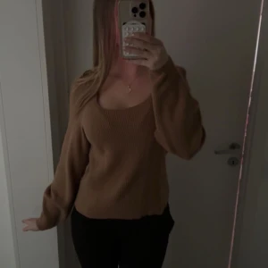 Beige stickad tröja med vid ärm - Säljer en beige stickad tröja med bred, rundad urringning och långa, lite vidare ärmar. Tröjan har en mjuk och skön känsla. Om ni har några frågor skriv privat.
