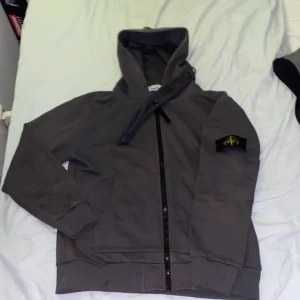 Stone island hoodie  - Säljer en grå stone island tröja i stl M bara seriösa köpare och inga skambud tack. 