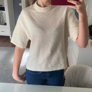 Vit stickad kortärmad tröja - Mysig vit stickad tröja med korta armar!💗