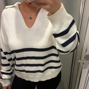 Stickad randig tröja med krage  - Jätte fin och skön stickad randig tröja från Nelly med krage. Lite nopprig på några ställen annars fin, storlek M 