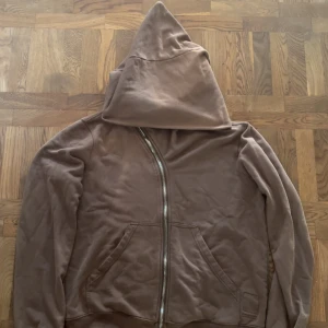 Rick Owens mountain hoodie - Rick Owens mountain/wizard hoodie. Grön/brun färg. Size M. Inga defekter förutom fläck (bild 3). Skriv om du har frågor, priset är inte fast
