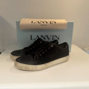 Svarta Lanvins - Säljer min lanvin skor kvitto, dustbag + box tillkommer. Köpta på minto. Skick 8/10. Storlek 43 passar även 44. Skorna är även nyimpregnerade inför vintern. Tveka inte på att höra av dig. Pris är absolut diskuterbart vid en smidig affär✅