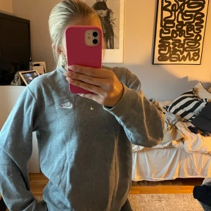 Grå sweatshirt från Nike - Säljer en enkel och stilren grå sweatshirt från Nike med broderad vit logga på bröstet. Tröjan har rund halsringning och långa ärmar, perfekt för en chill och sportig look.