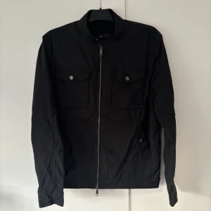 Riley jacka - Säljer nu denna unika goa Riley jackan i storlek m och färgen svart. Grymt skick och väldigt snygg på! Perfekt nu till vinterhalvåret och jackan är som ny! Inga hål eller fläckar då den är mycket sparsamt använd. Tveka inte vid minsta fråga eller fundering🤩