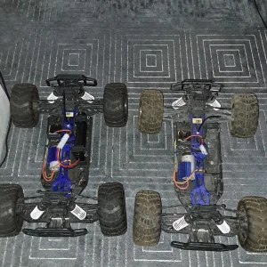 BSD Racing Storm Viper X2 RC Bilar (2 st) - Två BSD Racing Storm Viper X2 radiostyrda bilar till salu ett helt nytt batteri och helt ny laddare till kontrollen är även inkopplad till båda bilarna