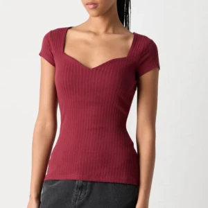 Vinröd ribbad topp med v-ringning - Figursydd röd ribbad topp! Svinsnygg, utan skador. Fåtal gånger använd.