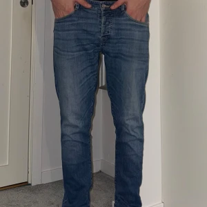 Dondup George jeans - Nästintill nya Dondup George jeans, knappt använda. Mellan w31-32. Skriv vid minsta fundering! 👑 
