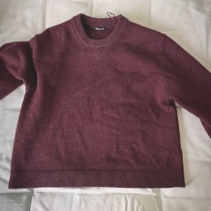 Vinröd tröja  - Burgundy/vinröd stickad tröja ifrån Gina. Några av bilderna är från den förra säljaren, köpt för ett litet tag sen. Inga defekter eller fel, bara klar med den😊