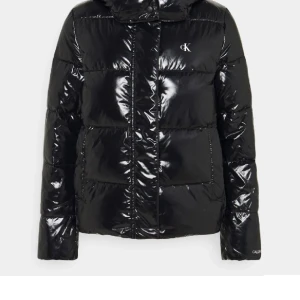 Svart pufferjacka från Calvin Klein - Glansig svart pufferjacka från Calvin Klein. Sparsamt använd🥰