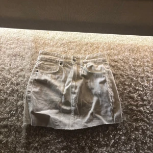 Vit jeanskjol med rå kant - Vit kort jeanskjol