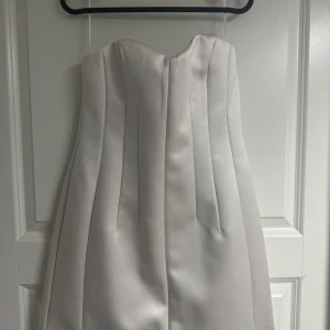 Vit bandeau klänning  H&M Edition -  En vit fin helt oanvänd  bandeau klänning från hem med prislapp, ordenariepris 499:-