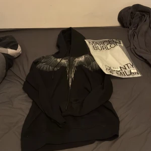 Marcelo burlon hoodie - Säljer en riktigt snygg Marcelo burlon hoodie i storlek M, Jag fick den nyligen som en present men jag väljer att sälja den för den kom inte till så mycket användning. Den är i helt ny skick använd typ 2 gånger.