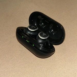 Jaybird RUN True Wireless in-ear hörlurar - Jaybird RUN är helt trådlösa in-ear hörlurar med Bluetooth, designade för sport. Svett- och vattentåliga, med laddningsfodral som ger extra batteritid. Inbyggd mikrofon och multifunktionsknapp för musik och samtal. Snyggt skick, inga synliga defekter. Och laddaren ingår!