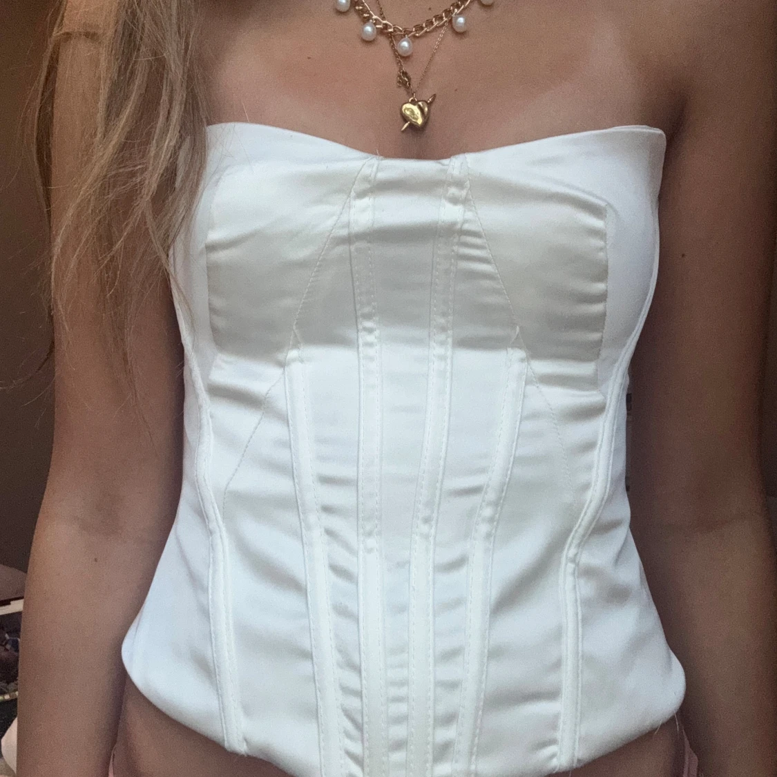 Vit korsett-topp i satin