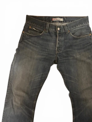 Rare levis jeans bootcut 512 - Vintage Levis jeans bootcut 512. Storlek W34 L34. Mycket bra skick, liten heelbite men syns inte, kan dock laga det. Skriv i DM om intresserad, kan även skicka mera bilder samt mått.   Pris kan diskuteras!