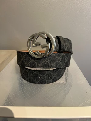 Snyggt svart bälte 115 cm - Snyggt exklusivt svart bälte från Italien med ett silver spänne. Helt nytt! 115 cm långt