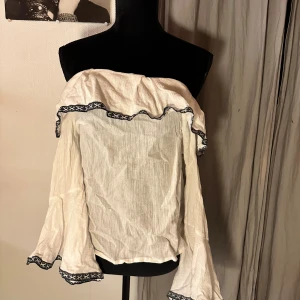 Volang offshoulder topp - Superfin somrig volang offshoulder topp