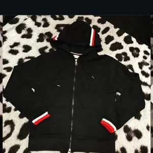 Moncler hoodie XS/S svart vit  - Moncler hoodie XS svart 