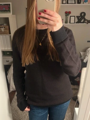 Mörkbrun stickad tröja Jack & Jones - Säljer en mörkbrun stickad tröja från Jack & Jones. Tröjan har en grovstickad struktur, ribbade muddar och rund halsringning. Perfekt till höst och vinter för en chill och stilren look. Herrmodell men passar mig som bär S/M i tröjor💗