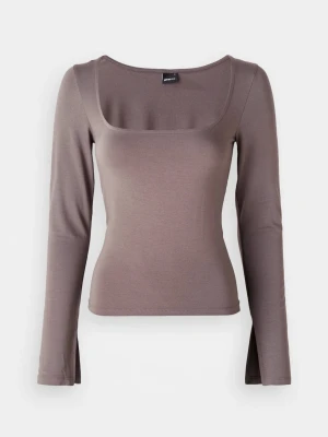 Soft Touch långärmad Gina Tricot - Säljer en brun långärmad topp från Gina Tricot med urringning. Toppen är tillverkad i mjukt och stretchigt material som känns skönt mot huden. Toppen är från Gina Tricots Soft Touch kollektion. I ett bra sick.