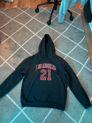 Hoodie  - Skön hoodie som aldrig kommit till användning. Vet inte vart ifrån den är köpt för lappen är bortklippt. Det är storlek S. Ganska tunt tyg så en liten tunnare hoodie. 