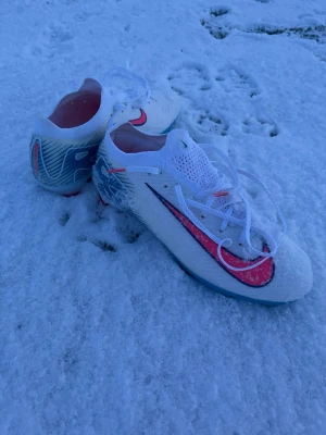 Nike Mercurial Vapor 16 Elite - Säljer dessa feta Nike fotbollsskor som bara har testats en träning. Eftersom det är elite skor får man med en gym påse från Nike i ungefär samma färg som man ser på siste bilden. Låda och påse fås med. 